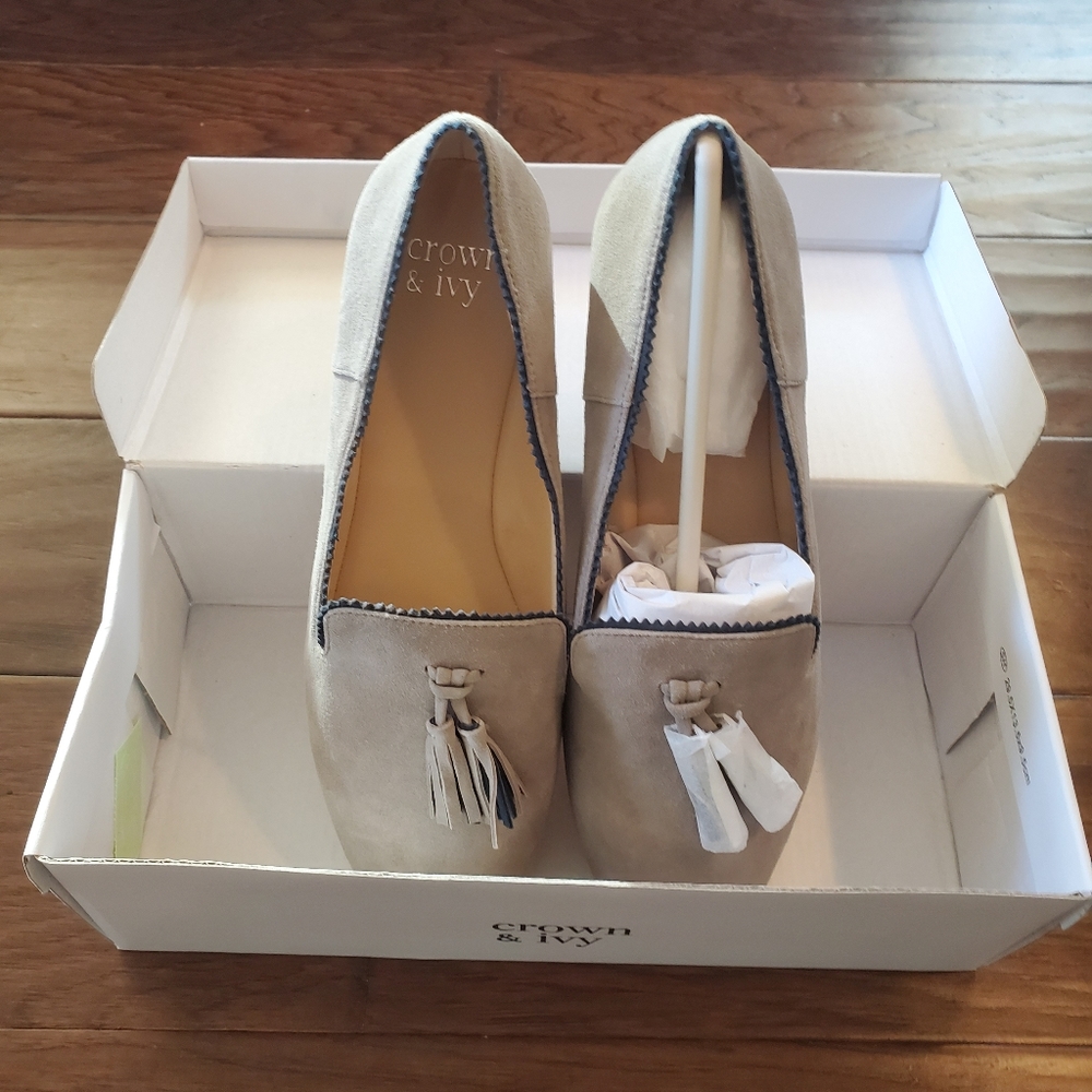 Crown and Ivy womens loafers size 8- run big